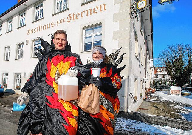 Patrick und Felicitas Guth vor dem Sternen mit ihrer Nudelsuppe und einem Kanister Bier, den Sternen-Wirt Martin Möcking wegen des ...