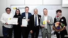 Über den Preis freuen sich (von links): Konstantin Andreas Feustel (Beratungsagentur WIIF), Ann-Celin Lossau, Daniel Bertsch, ...