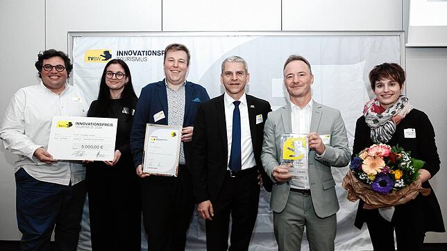 Über den Preis freuen sich (von links): Konstantin Andreas Feustel (Beratungsagentur WIIF), Ann-Celin Lossau, Daniel Bertsch, ...