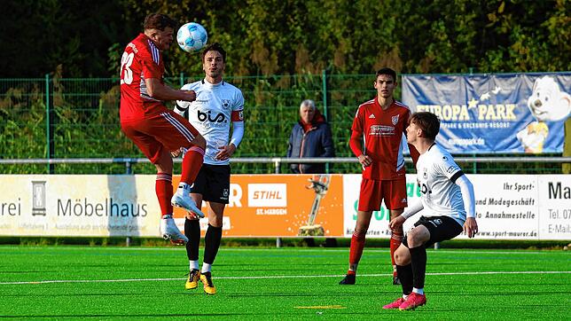 Daniel Hensler (SV Hinterzarten) gewinnt das Kopfball-Duell vor Simon Federle (SV Geisingen).
