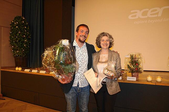 Sebastian Scholze gratulierte Silke Hahn-Bühler zum 25-jährigen Dienstjubiläum.