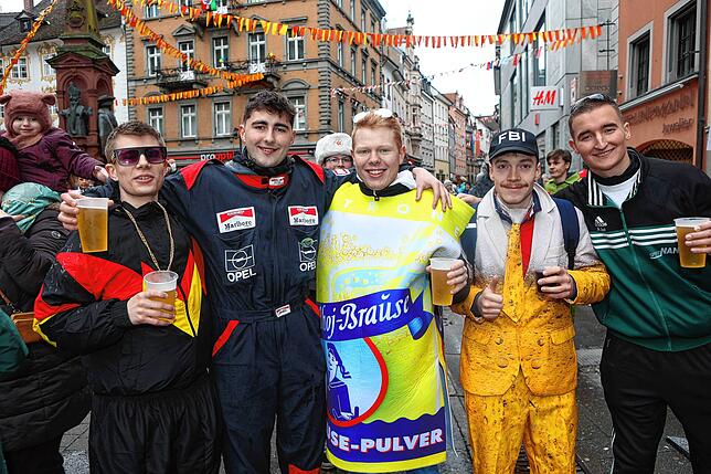 Bild 3: Fasnacht 2025 in Konstanz: Diese Bilder zeigen das bunte Narrentreiben auf der Marktstätte!