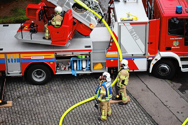 Mit zwei Drehleitern bekämpft die Wehr das Feuer.