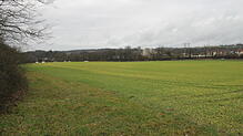 Ein Standort für das neue Spital? Die großen Flächen südlich der B&nbsp;34, teils landwirtschaftlich genutzt, teils aber auch brach ...