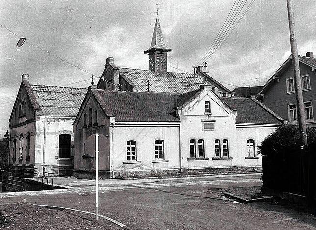 Das für damalige Zeiten hoch moderne Elektrizitäts- und Wasserwerk stand da, wo sich heute die Stadtwerke und die Regionalnetze Linzga ...