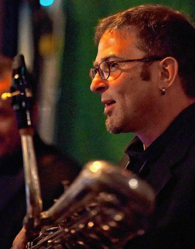 Uwe Ladwig beleuchtet die Musikszene nach dem II. Weltkrieg. Der IT-Fachmann im Landratsamt Konstanz ist selbst leidenschaftlicher ...