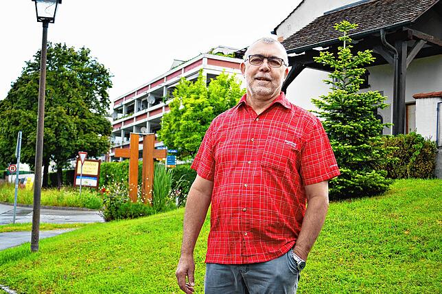 Heinrich Straub vor der St.-Martin-Kapelle in Daisendorf, die im Bodenseeraum bekannt ist für ihre einzigartigen Fresken.