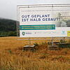 Seit 7. Juli 2023 weist ein Schild auf den geplanten Gesundheitspark auf dem Gelände zwischen Rhein und Papierfabrik Albbruck hin. Hier ...