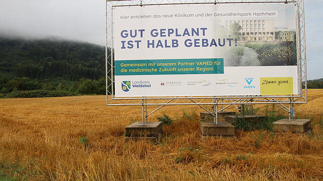 Seit 7. Juli 2023 weist ein Schild auf den geplanten Gesundheitspark auf dem Gelände zwischen Rhein und Papierfabrik Albbruck hin. Hier ...