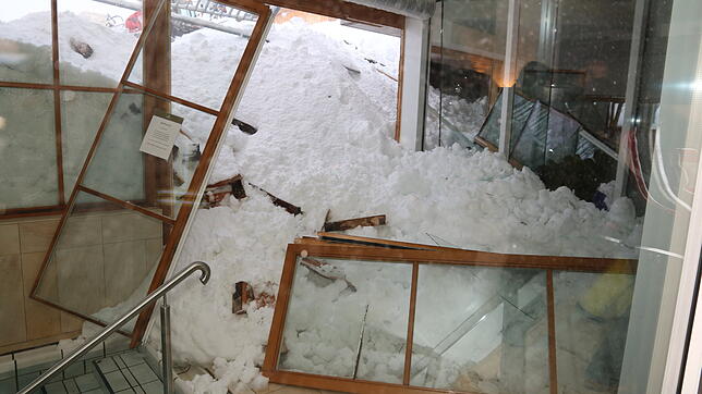Vermeidbarer Schaden? Durch die Fenster eingedrungener Schnee liegt im Wellnessbereich des Hotel Hubertus in Balderschwang nach dem ...