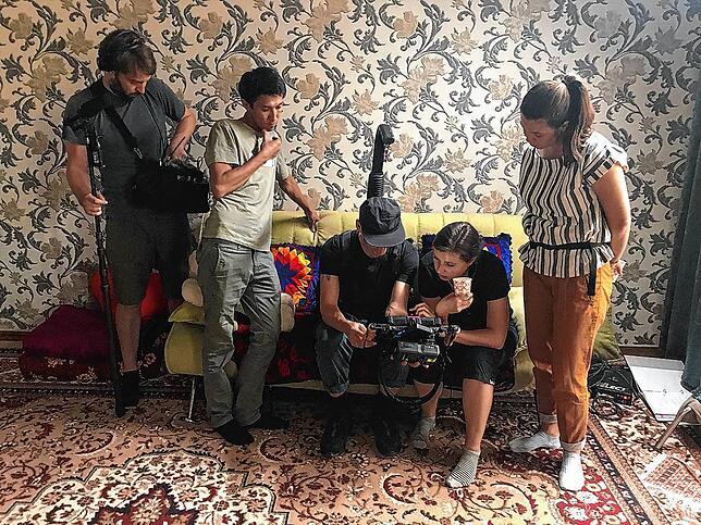 Die Drehorte sollten typisch kirgisisch aussehen – auch wenn das Filmteam dafür neu tapezieren muss.