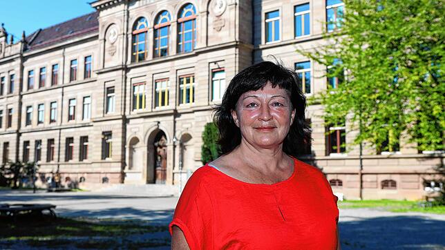 Petra Rietzler stellvertretende Vorsitzende des Gesamtelternbeirats der Stadt Konstanz vor dem Alexander-von-Humboldt-Gymnasium in Konstanz.