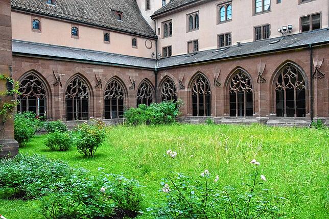 Ein Blick in den Innenhof des im 15. Jahrhundert entstandenen Kreuzganges des Basler Münsters.