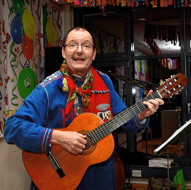 Der Narr und Lehrer mit der Gitarre: Stephan Glunk bei einem seiner Auftritte während der Fasnet.