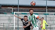 Simon Tritschler (Furtwangen, links) und Noah Schade (DJK Villingen) beim Kopfballduell.