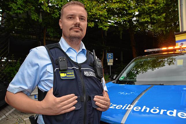Auf der Weste von Michael Siegel ist links die Bodycam mit dem deutlichen Hinweis auf mögliche Videoaufnahmen zu sehen.