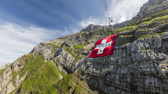 Die weltweit größte Schweizer Fahne hängt am Säntis. Schon deutlich kleiner ist das Schweizerkreuz am Liestaler Schleifenberg &ndash; ...