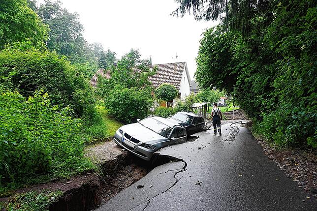 Die Straße oberhalb der Trotte in Küssaberg hielt den Wassermassen nicht stand.