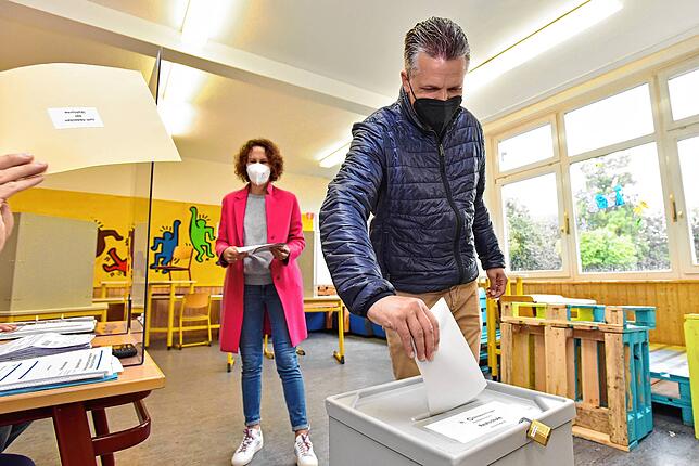Wahlsonntag in Donaueschingen, Hüfingen, Bräunlingen und Blumberg: CDU-Direktkandidat Thorsten Frei gibt im Donaueschinger Wahllokal ...