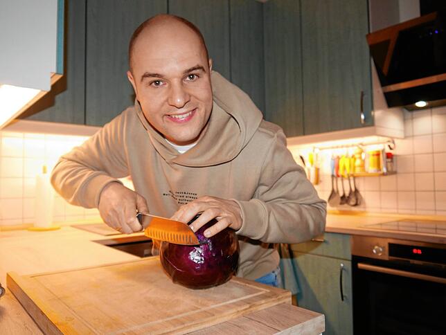 Handgeschnitten ist bei Rotkraut Frage. Unterschiedliche Größen sorgen für ein super Mundgefühl.
