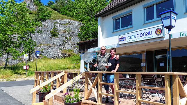 Das Café Donau in Gutenstein ist wieder geöffnet. Alexandra Beer und Wolfgang Stickl wagen damit den Schritt in die Selbstständigkeit. ...