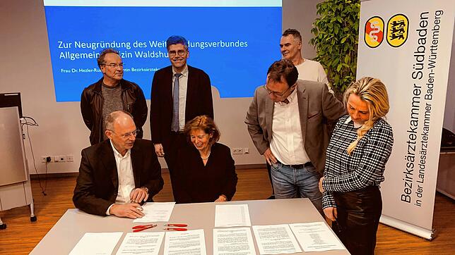 Hans-Peter Schlaudt, Geschäftsführer des Klinikums Hochrhein (links vorne) unterzeichnet den Vertrag für den Weiterbildungsverbund ...