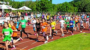 Der Tiengener Mini-Marathon 2025 fand bei wolkenlosem Himmel statt. Die Stimmung im Langensteinstadion war atemberaubend.