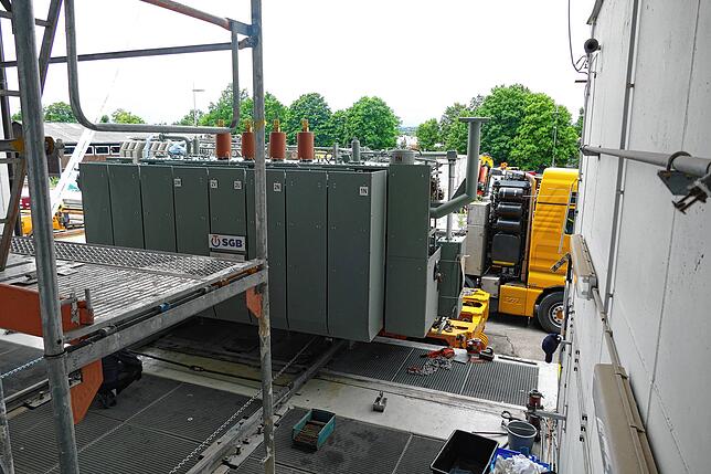 Für die Montage sind ein Spezialtransporter und hydraulische Hebeeinrichtungen notwendig.