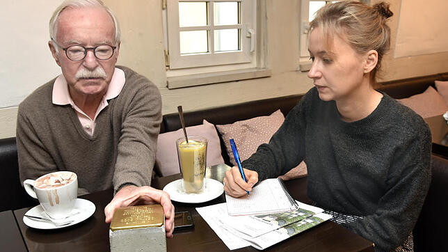 Zum Interviewtermin mit SÜDKURIER-Redakteurin Anja Greiner hat Friedrich Engelke vom Verein Pro Stolpersteine VS einen der 19 ...