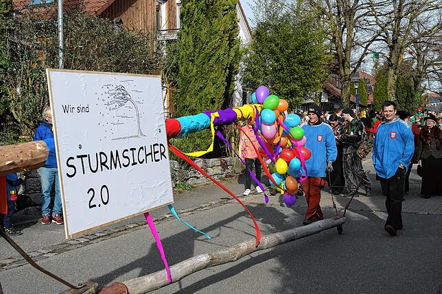 Narrenbaumstellen der Katzenzunft Kippenhausen. Vorher gibt es einen kleinen Umzug durch das Dorf. Bild: Claudia Wörner