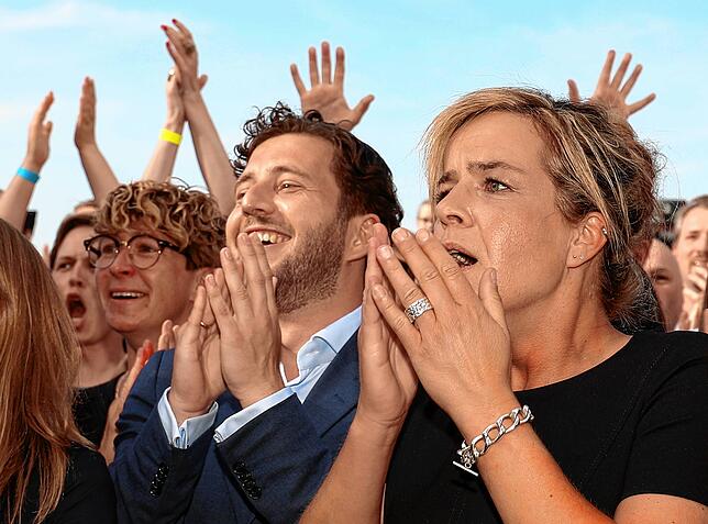 Mona Neubaur (r), NRW-Spitzenkandidatin von Bündnis 90/Die Grünen, und Felix Banaszak (l), Vorsitzender von Bündnis 90/Die Grünen in ...