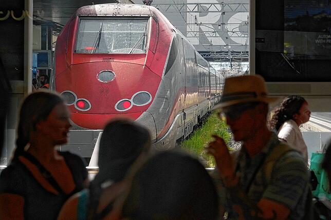 Fahrgäste warten während eines landesweiten Bahnstreiks im Hauptbahnhof von Rom auf ihre Züge. (Archivbild)