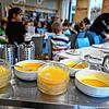 Suppenschüsseln mit Karottensuppe in der Kantine einer Grundschule (Symbolbild). In Freiburgs Grundschulen gibt es nur noch ...