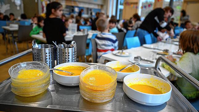 Suppenschüsseln mit Karottensuppe in der Kantine einer Grundschule (Symbolbild). In Freiburgs Grundschulen gibt es nur noch ...
