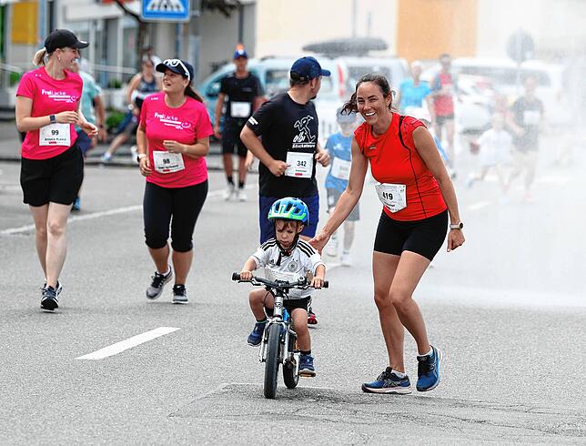 Bild 9: Stadtlauf durch die Donaueschinger Innenstadt kommt gut an