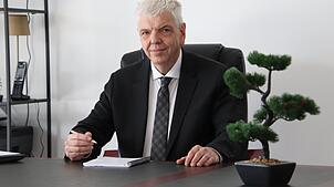 Olaf Wübbe, Kandidat zur Oberbürgermeisterwahl, an seinem Schreibtisch in Überlingen.