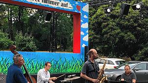 Die Band Fusilli Piccante bei ihrem Auftritt unter dem Motto „Die Liebe höret nimmer auf...“ im Garten des Theaters Die Färbe in Singen. ...