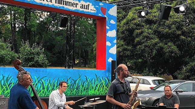 Die Band Fusilli Piccante bei ihrem Auftritt unter dem Motto „Die Liebe höret nimmer auf...“ im Garten des Theaters Die Färbe in Singen. ...