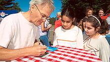Schauspieler Peter Schell, in der Fernsehserie der Bauer Karl Faller, kann eifrig Autogramme schreiben.