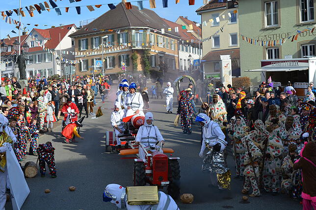 Bild 22: Bilder-Story: Rathaussturm und Narrenbaumsetzen der historischen Narrenzunft Markdorf