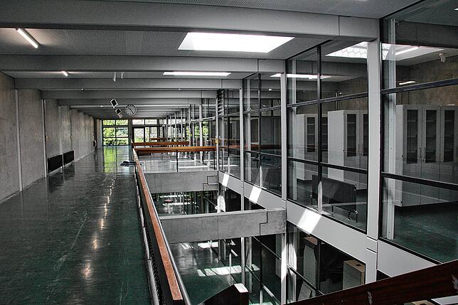 Offene Bauweise: So viel Platz auf Gängen, Treppen und in Klassenzimmern gibt es bei Neubauten kaum noch.