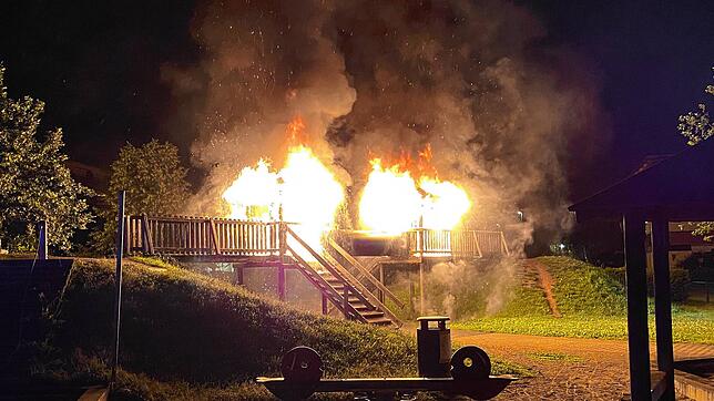 Beide Spieltürme und das verbindende Rohr wurden Opfer der Flammen.