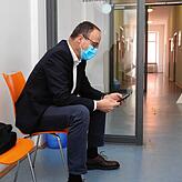 Draußen vor der Tür: Oberbürgermeister Uli Burchardt wird im Hausbesetzer-Prozess gehört, muss allerdings lange warten, bis er an die ...