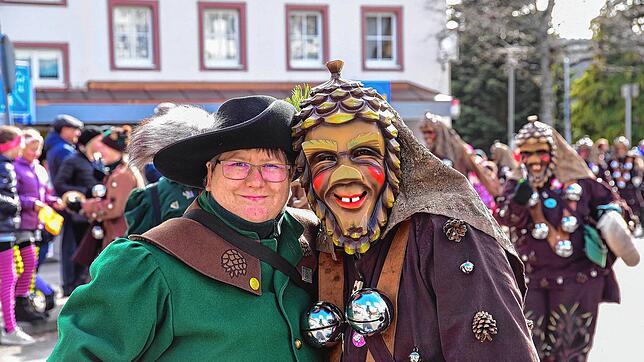 Da haben sie gut lachen. Narrenzunftmeisterin Alexandra Pies mit einem Fohrebobbele bei einer früheren Fasnet. Im zweiten Jahr in Folge ...