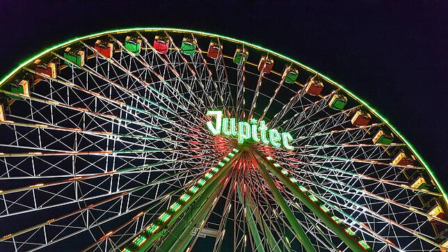 So sieht das Riesenrad aus, wenn es im Dunkeln in Betrieb ist. Ab 12. Februar ist es wieder soweit.