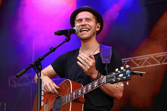 Wrid auch beim Milchwerk-Musikfestival auftreten: Johannes Oerding, hier beim Meersburg Open Air.