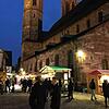 Gerade bei Nacht wirkt der Weihnachtsmarkt neben dem Villinger Münster mit seinen beleuchteten Ständen stimmungsvoll und beschaulich.