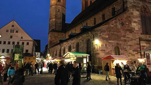 Gerade bei Nacht wirkt der Weihnachtsmarkt neben dem Villinger Münster mit seinen beleuchteten Ständen stimmungsvoll und beschaulich.