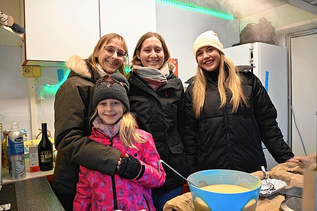 Süße Waffeln gibt es bei den Marketenderinnen (von links): Daniela Demmer mit Tochter Sarah, Vivien Forster und Jana Maier.