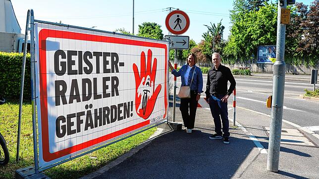 Thomas Mügge, Leiter des Fachbereichs Bauen und die Radverkehrsbeauftragte Petra Jacobi (von rechts) möchten mit ihrer Kampagne Radler ...